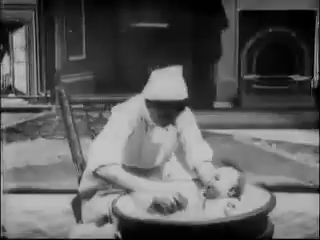 Cecil M. Hepworth - Baby's Toilet (1905)-poster