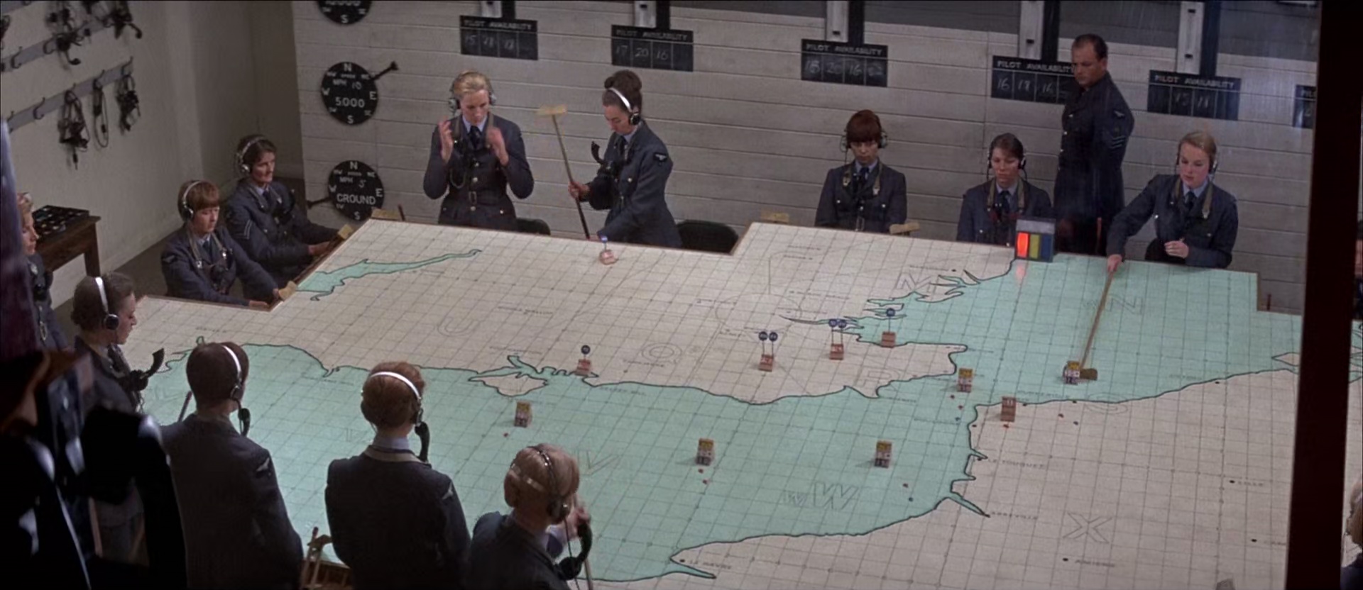 Battle of Britain (1969) Guy Hamilton, Michael Caine, Trevor Howard, Harry Andrews-poster