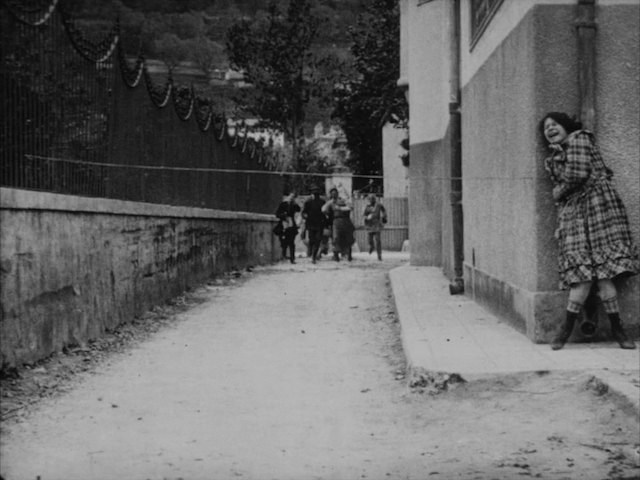 ? – Les ficelles de Léontine AKA Léontine Pulls the Strings (1910)