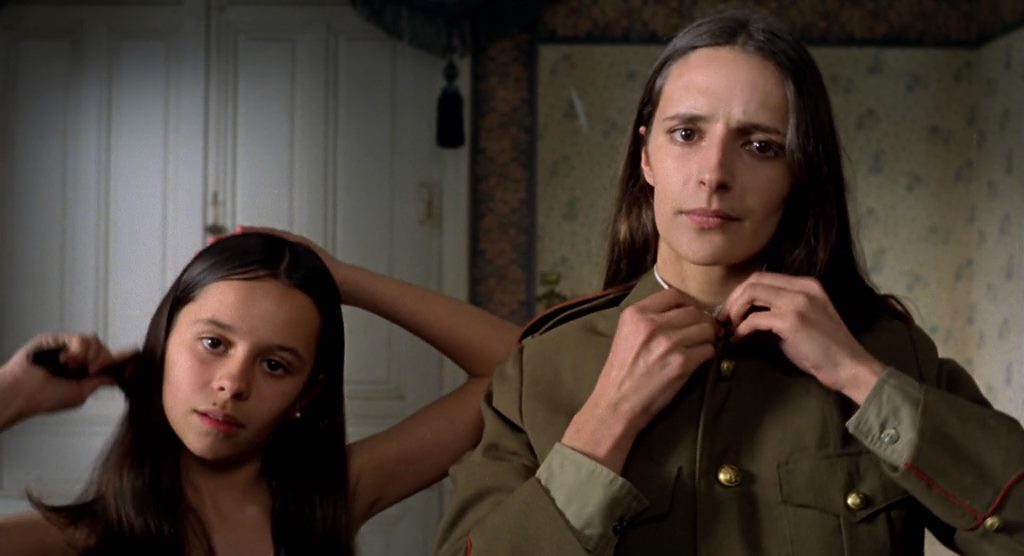 Mamá cumple 100 años / Mama Turns 100 (1979) Carlos Saura, Geraldine Chaplin, Amparo Muñoz, Fernando Fernán Gómez, Comedy, Drama, Fantasy-poster