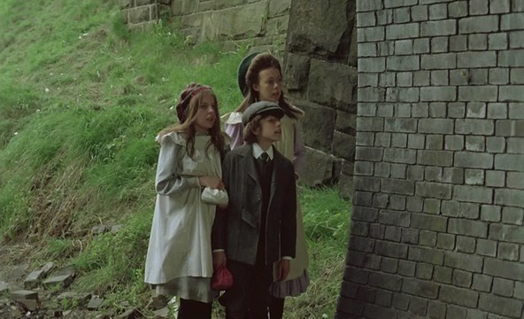 The Railway Children (1970) Lionel Jeffries, Dinah Sheridan, Bernard Cribbins, William Mervyn, Family, Drama-poster