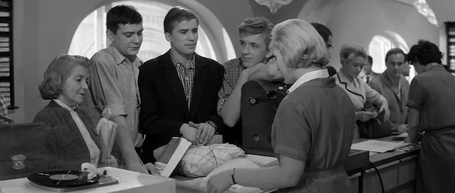 Ya shagayu po Moskve (1964) | Worldscinema | Download Free-poster